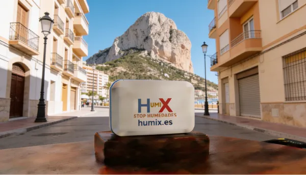 Sistema HUMIX instalado en la pared de una vivienda en Calpe